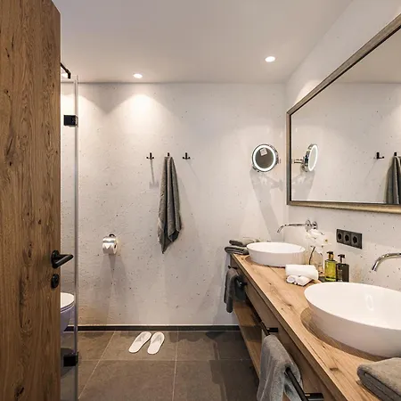 Jagdhof Pure Mountain 4* Tux